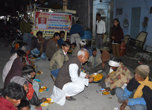 मरीजो को बिस्कुट बांटते हुए व गरीबो को खाना खिलाते हुए। फोटो- कृष्णा