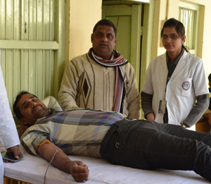 रक्तदान करते हुए। फोटो- कृष्णा