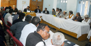 सामाजिक व व्यापारिक संगठन की बैठक मे शहर के हालात बताते हुए वरिष्ठ समाजसेवी बल्दुआ व बैठक मे मौजुद शहर के प्रबुद्धजन। फोटो:- हेमन्त साहू