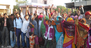 बस यथासमय लगाने को लेकर विरोध प्रदर्शन करते ग्रामीण । फोटो: हेमन्त साहू