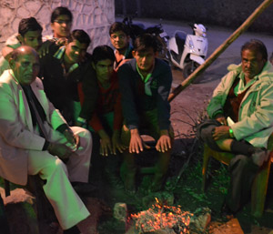 कडाके की ठंड मे अलाव तापते लोग। फोटो- कृष्णा