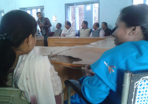 प्रशासनिक बैठक में लगाई गई क्षतिग्रस्त टेबिल।