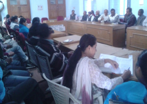 राष्ट्रीय पर्व तैयारी बैठक में एसडीओ का इंतजार करते शिक्षक।