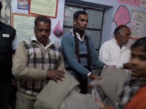 किशोरी को शॉल भेट करते हुए समाजसेवी चेनसिंह पगारिया।
