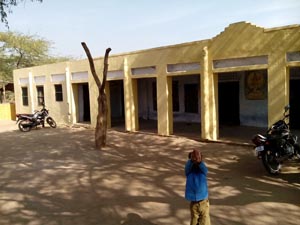 प्रतापपुरा मे रंग रोशन से चमकता विद्यालय भवन।