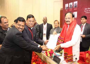 केन्द्रीय शहरी विकास मंत्राी श्री वेकैंय्या नायडू विज्ञान भवन नई दिल्ली में अजमेर के मेयर श्री कमल बाकोलिया व नगर निगम सी.ई.ओ. श्री सी.आर मीणा को 40 करोड़ की स्वीकृति का पत्रा देते हुए