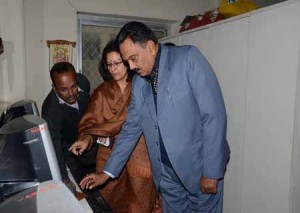 अजमेर विकास प्राधिकरण में एस.एम.एस. सेवा का शुभारम्भ करते अध्यक्ष डाॅ. धर्मेन्द्र भटनागर एवं आयुक्त श्रीमती स्नेहलता पंवार।