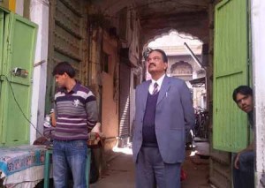 संभागीय आयुक्त डॉ. धर्मेन्द्र भटनागर अजमेर कड्ड़का चौक के पास स्थित डड्ढों की हवेली का बाहर से अवलोकन करते हुए।