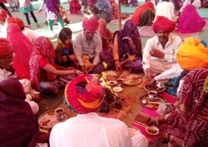 3 हवन कुण्डों में आहुतियां देते हुए