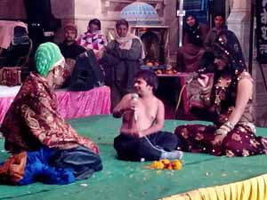 महोत्सव की पूर्व भजन संध्या मे कार्यक्रम की प्रस्तुति देते कलाकार।
