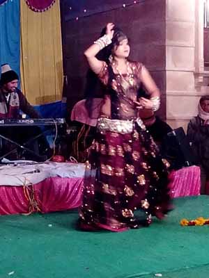 भजनों पर कार्यक्रम प्रस्तुत करती डंासर