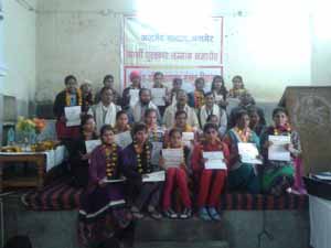 शिक्षा राज्यमंत्राी प्रो. वासुदेव देवनानी संस्कृत महाविद्यालय के सभागार मंे गार्गी पुरस्कार प्राप्त प्रतिभाशाली छात्राओं के साथ।