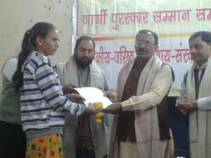 शिक्षा राज्यमंत्राी प्रो. वासुदेव देवनानी संस्कृत महाविद्यालय के सभागार मंे गार्गी पुरस्कार प्राप्त प्रतिभाशाली छात्रा को पुरस्कृत करते हुए।