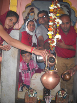 महादेवजी की प्रतिमा व सेन्दडा रोड पर प्राचीन शिव मंदिर। फोटो- सुमन प्रजापति