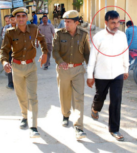लाल गोले में आरोपी को बर कोर्ट से न्यायिक अभिरक्षा में ले जाती पुलिस । फोटो- महेन्द्र चौहान
