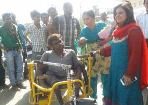 जिला कलक्टर डाॅ. आरूषी मलिक विशेष योग्यजन विक्रमसिंह को ट्राईसाईकिल प्रदान कर शुभकामनाएं देते हुए।