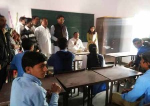 शिक्षा राज्य मंत्री श्री वासुदेव देवनानी अजमेर के निकटवर्ती ग्राम सोमलपुर के राजकीय आदर्श उच्च माध्यमिक विद्यालय में छात्र छात्राओं से सीधे बातचीत कर उनके मन की बात सुनतें हुए। पास में खड़े हैं पुष्कर के विधायक श्री सुरेश सिंह रावत व जिला प्रमुख सुश्री वंदना नोगिया।