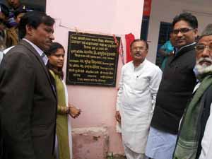 शिक्षा राज्य मंत्री श्री वासुदेव देवनानी अजमेर के निकटवर्ती ग्राम सोमलपुर के राजकीय आदर्श उच्च माध्यमिक विद्यालय में नवनिर्मित जल घर व मॉडल कक्षा कक्ष का उद्घाटन करते हुए। पास में खड़े है पुष्कर के विधायक श्री सुरेश सिंह रावत व जिला प्रमुख सुश्री वंदना नोगिया।