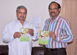 चौरसिया द्वारा संपादित पुस्तक का लोकार्पण शिक्षा बोर्ड अध्यक्ष प्रो. बी.एल.चौधरी के करकमलों से सम्पन्न हुआ।