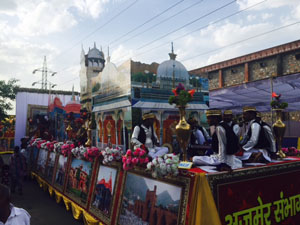 राज्यपाल श्री कल्याण सिंह, मुख्यमंत्री श्रीमती वसुन्धरा राजे के समक्ष जयपुर जनपथ पर निकाली गई अजमेर संभाग की झांकी ''अद्भुत अजमेर'' । जो सभी के आकर्षण का केन्द्र रही। झांकी के आगे चल रहे अजमेर जिले के लगभग 100 कलाकार अपनी परम्परागत लोक कलाकार अपनी लोक कला का प्रदर्शन करते हुए अजमेर के कव्वाल दल ख्वाजा साहब की शान में कव्वाली प्रस्तुत करते हुए तथा ब्रह्मा मंदिर के सम्मुख श्रद्घालु पूजा अर्चना करते हुए