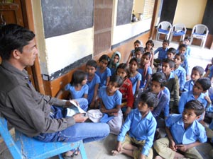 बच्चो को स्वास्थ्य पाठ पढाते हुए ब्लॉक कॉर्डिनेटर केषावत