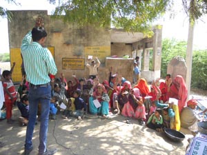 स्वच्छता की षपथ दिलवाते ब्लॉक कॉर्डिनेटर केषावत