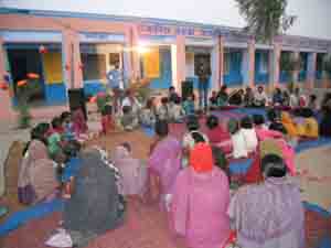 किषोरियो को जानकारी देते समाजसेवी रणजीतसिंह