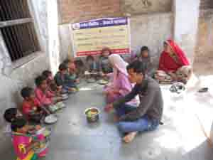 आंगनबाडी केन्द्र पर स्नेह षिविर का अवलोकन करते केषावत