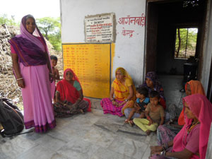 आंगनबाडी केन्द्र समेलिया पर डॉटस की जानकारी देती आं.बा.कार्यकर्ता चंचल देवी प्रेस फोटो -प्रधान धाकड