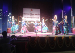 राजस्थान दिवस समारोह में चरी नृत्य की प्रस्तुति देती नृत्यांगन कत्थक कला केन्द्र की बालिकाएं।