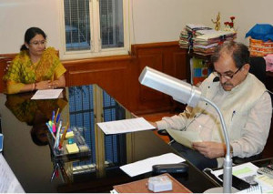 केन्द्रीय ग्रामीण विकास मंत्राी चौधरी वीरेन्द्र सिंह से नई दिल्ली में मुलाकात करती राजस्थान की पेयजल मंत्राी श्रीमती किरण माहेश्वरी