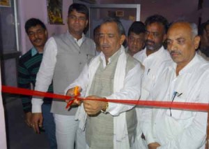 केन्द्रीय जलसंसाधन राज्यमंत्री प्रो. सांवरलाल जाट सुविधा केन्द्र का फीता काटकर उद्घाटन करते हुए।