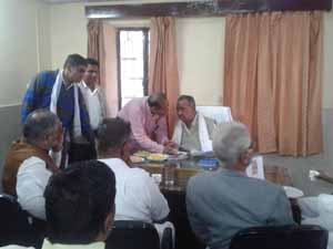 केन्द्रीय जलसंसाधन राज्यमंत्री प्रो. सांवरलाल जाट एमपी लेड सुविधा केन्द्र में जनसुनवाई करते हुए।