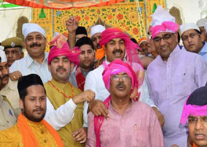 मुख्यमंत्री वसुन्धरा राजे की ओर से अजमेर दरगाह में चादर पेश करने जाते हुए सार्वजनिक निर्माण विभाग मंत्री युनूस खान ड्ढ बुलन्द दरवाजे से मुख्यमंत्री का संदेश पढ़ते हुए युनूस खान। साथ में है पूर्व केन्द्रीय मंत्री हुसैन, शिक्षा राज्य मंत्री देवनानीए महिला एवं बाल विकास मंत्री भदेल एवं अन्य जनप्रतिनिधि। फोटो:किशोर सोलंकी