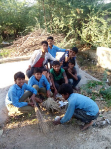 प्रतापपुरा मे भेरूजी व गणेश मंदिर की साफ सफाई करते मंच सदस्य।