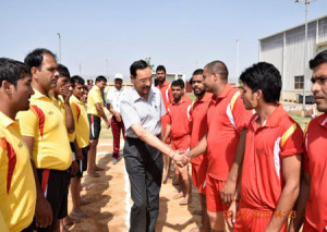Mr-R-B-Sharma-with-Shriram-Pistons-team-and-Hi-Tech-gears-team-playing-their-semifinal-match.jpg