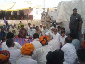 केन्द्रीय जल संसाधन, नदी विकास और गंगा संरक्षण राज्यमंत्राी प्रो. सांवरलाल जाट ग्राम पंचायत अलीपुरा में मृतक किसान के घर परिजनों से चर्चा करतेे हुए।