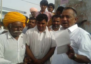 केन्द्रीय जल संसाधन, नदी विकास और गंगा संरक्षण राज्यमंत्राी प्रो. सांवरलाल जाट ग्राम पंचायत मेवाडियां में ग्रामवासियों की समस्याओं को सुनते हुए।
