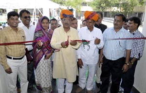 राष्ट्रीय माध्यमिक शिक्षा (रसमा) के तहत ब्यावर के राजकीय पटेल सीनियर विद्यालय में 18.55लाख की लागत से नवनिर्मित तीन कक्षा-कक्षेां का लोकार्पण करते हुए शिक्षा राज्य मंत्राी श्री वासुदेव देवनानी एवं उनके संग हैं विधायक शंकरसिंह रावत व नगर परिषद सभापति बबीता चौहान व नोडल प्रभारी प्रधानाचार्य राजेश जिन्दल इत्यादि।
