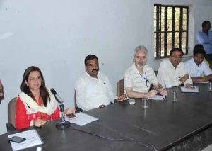 केन्द्रीय अध्ययन दल के सदस्य, केकड़ी विधायक श्री शत्राुघ्न गौतम, जिला कलक्टर डॉ. आरूषी मलिक केकड़ी पंचायत समिति कार्यालय सभागार में किसानों, जनप्रतिनिधियों एवं अधिकारियों की बैठक में चर्चा करते हुए।