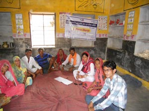 आंगनबाडी केन्द्र पर में बैठक में जानकारी देते कॉर्डिनेटर केषावत