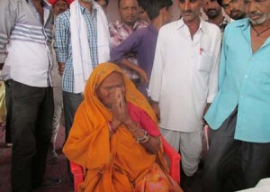 अजमेर जिले के न्यारा ग्राम निवासी सोहनी अपने व परिवार के नाम 20 बीघा जमीन सरकारी रेकार्ड में चढऩे पर प्रसन्नता प्रकट करते हुए।