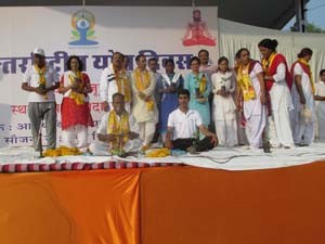 विश्व योग दिवस पर अजमेर स्थित पटेल मैदान पर योग प्रशिक्षण समापन पर प्रशिक्षकों के साथ शिक्षा राज्य मंत्री प्रो. वासुदेव देवनानी, महिला एवं बाल विकास मंत्री श्रीमती अनिता भदेल, संभागीय आयुक्त, जिला कलक्टर, जिला प्रमुख एवं अन्य