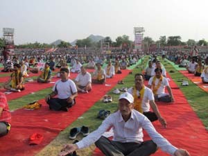 विश्व योग दिवस पर अजमेर स्थित पटेल मैदान पर योग करते हुए प्रशिक्षणार्थी।