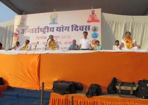 विश्व योग दिवस पर अजमेर स्थित पटेल मैदान पर योग करते हुए शिक्षा राज्य मंत्री प्रो. वासुदेव देवनानी, महिला एवं बाल विकास मंत्री श्रीमती अनिता भदेल, संभागीय आयुक्त, जिला कलक्टर, जिला प्रमुख।