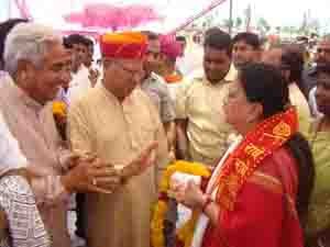 मुख्यमंत्राी श्रीमती वसुंधरा राजे प्राचीन तीर्थ स्थल बूढा पुष्कर शिलान्यास स्थल पर फीडर निर्माण     हेतु समाज प्रतिनिधियों से शिला प्राप्त करते हुए।