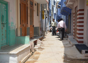 वार्ड पार्षद अर्चना जैंन के पति की मनमानी से ढाबा गली दुर्दशा का शिकार। फोटो- सुमन प्रजापति