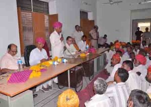 बांदरसींदरी में राजस्व लोक अदालत शिविर में उपस्थित ग्रामीणों को सम्बोधित करते हुए राजस्व मंत्राी श्री अमराराम चैधरी ।