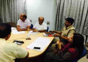  जिला निर्वाचन अधिकारी डाॅ. आरूषी मलिक व पुलिस अधीक्षक श्री विकास कुमार ने आज कलेक्ट्रेट में नगर निकाय चुनाव 2015 की तैयारियों के संबंध में राज्य निर्वाचन आयोग द्वारा ली गई वीडियों काॅन्फ्रेंसिंग में भाग लेते हुए।