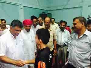 खेल मंत्राी श्री गजेन्द्र सिंह खींवसर अजमेर इन्डोर स्टेडियम में राष्ट्रीय टी.टी. अकादमी के खिलाड़ी से बात करते हुए।